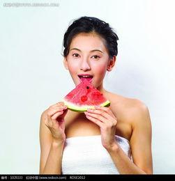 美女霸气吃瓜图片大全,尽显时尚风范