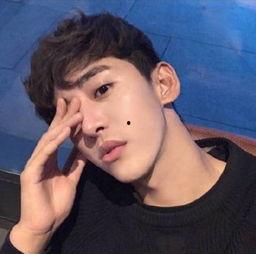 吃瓜帅哥图片欣赏