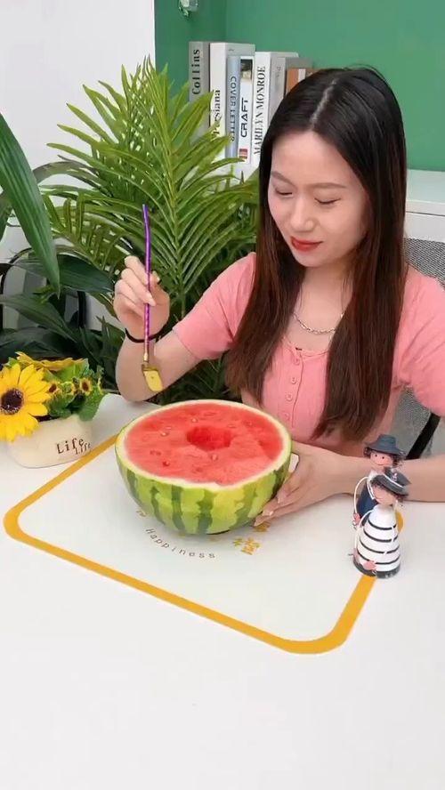 吃瓜勺带吸管,夏日消暑新潮流