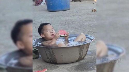 泡澡吃瓜表情包