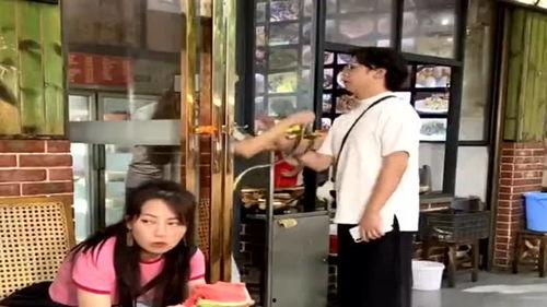 校花吵架吃瓜,校花争吵瓜田，围观群众热议不断