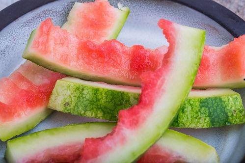 用瓜皮吃瓜,创意吃瓜新风尚